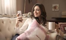 ragazza sul divano con il cellulare