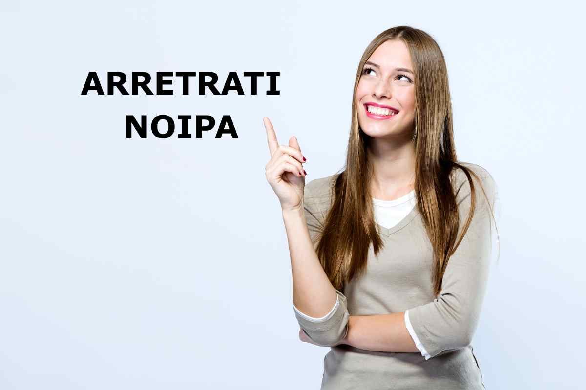ragazza sorridente indica arretrati noipa