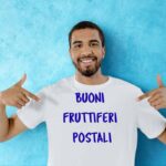 ragazzo indica maglietta con scritta buoni fruttiferi postali