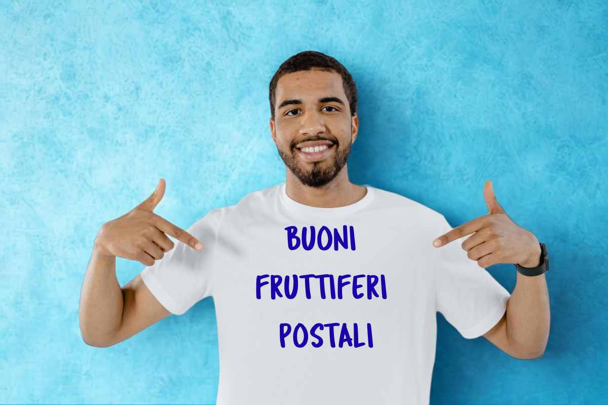 ragazzo indica maglietta con scritta buoni fruttiferi postali