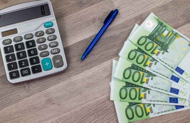 banconote euro e calcolatrice