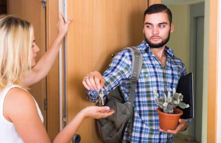 uomo esce di casa e lascia chiavi a donna