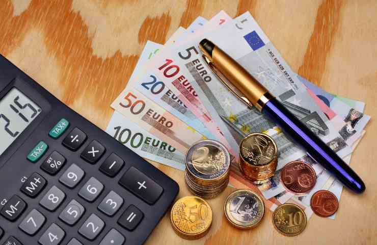 euro, calcolatrice, penna