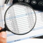 documento controllato con lente ingrandimento