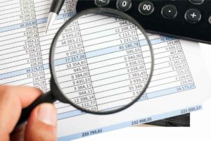 documento controllato con lente ingrandimento