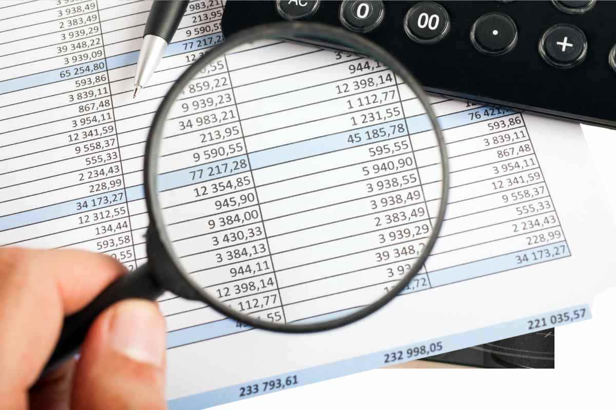 documento controllato con lente ingrandimento