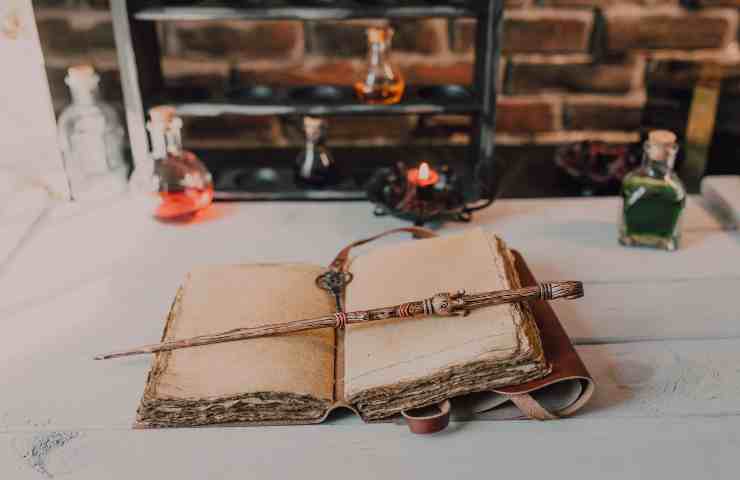libro e bacchetta magica