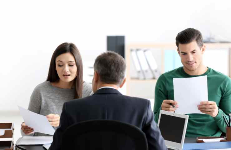 persone parlano in un ufficio